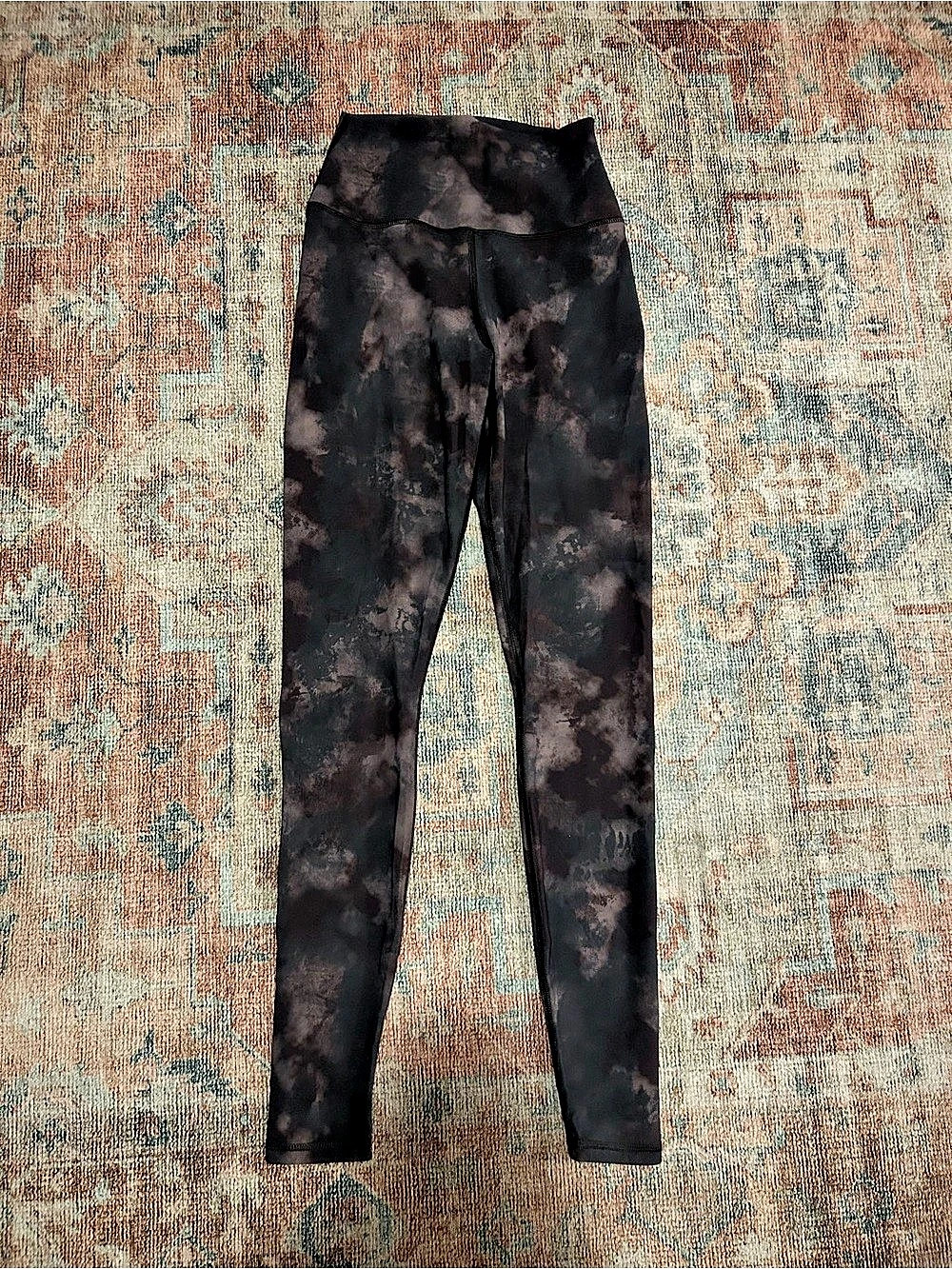 Alo Yoga High-Waist Solarized Tie-Dye Legging Leggings in Black & Gray